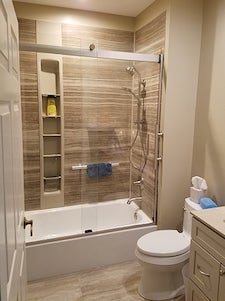 Bathtub with LuxStone Walls