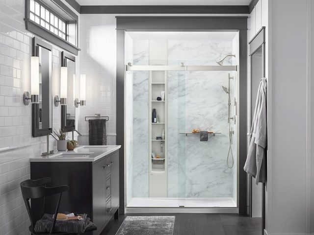 Shower with calacatta crema walls'